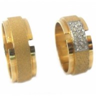 Aliança em Ouro 18K Personalizado com 10 brilhantes  de meio ponto na feminina.
